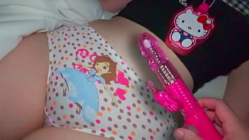 ปลุกเพื่อนของลูกสาวที่กําลังพักผ่อน ด้วยเครื่องนวดแบบสั่น