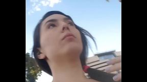 Mimi entrando e daindo do hotel sem calcinha... dando um paseio com a ppk melada  e fazendo squirt na rua