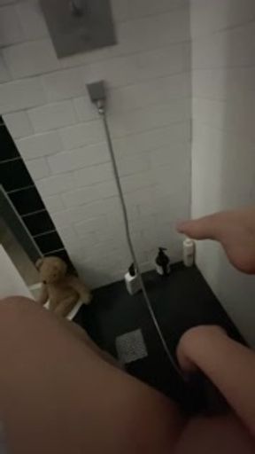 مراهقة عذراء جميلة تبلغ من العمر 18 عامًا - عارضة سناب شات - فتاة سعودية تستمني في الحمام