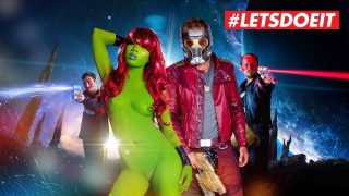 Gamora Cosplay-Schlampe in Guardians of The Galaxy XXX-Parodie gefickt