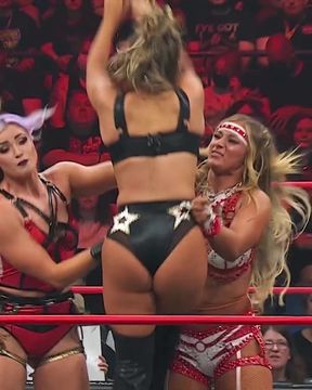 Busty wrestler shows off her huge bubble booty