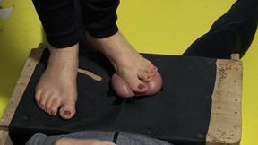 616 Sylvanas places the slade balls on a board and crushes them with her bare feet