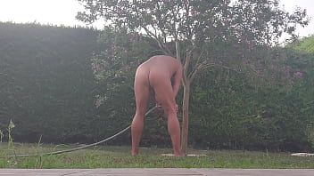 J&#039_arrose nu dans le jardin