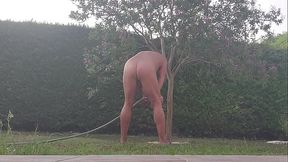 J'_arrose nu dans le jardin