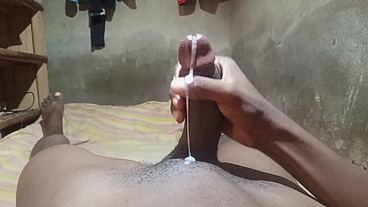 Jovem africano se masturbando sozinho (vídeo real POV)