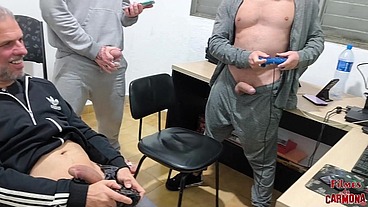 jogando game com nosso padrasto pelados
