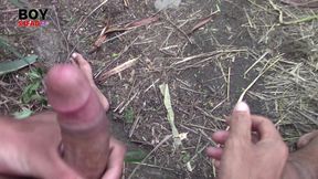 eu deixei meu amigo pescando e fui bater uma punheta proxima ao rio