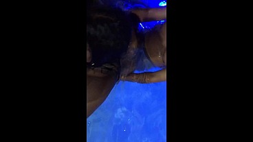 Cordinha safada chupou 2 caras na piscina e depôs entrou na pica dos marmanjos