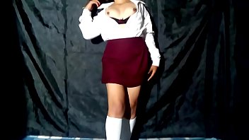 TREMENDO COSPLAY SE MASTURBA EN CASA MIENTRAS SUS PADRES NO LA DEJAN TENER NOVIO PERO ELLA SE EXHIBE EN XVIDEOS. LE ENCANTA IMAGINAR COMO LE MAMAN LAS TETAS Y LE ROMPEN EL RICO CO&Ntilde_O.