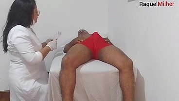 Enfermeira e estética observa ereção do paciente!