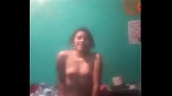 Jovencita bailando y toc&aacute_ndose