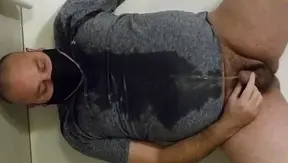 Golden Glory: Amatuer Dude Relishing the Taste of His Own Steamy Pee – Hot Shemale Tube