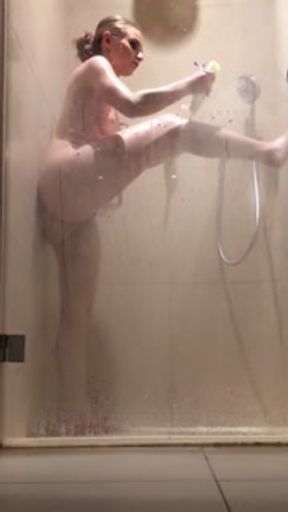 girl shaves and pees in the shower - Lady Bug