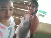 nos desnudamos y nos dimos placer mutuamente en el tanque del vecino ya que no estaba