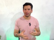 Joven dotado de 20cm pone a su compañero del trabajo a darle sexo oral por primera vez en su vida