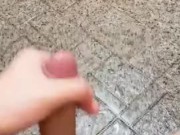 勃起しながらおしっこをすると勢いが激しくなります♡【勃起放尿動画】