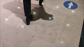pee in the toilet of my favourite mall