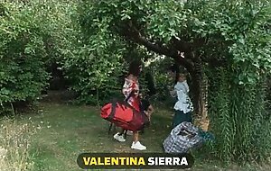 Mommy4k. horny mommy is too sneaky and used her chance to fuck a young cock hard on the grass