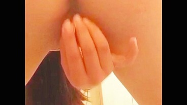 Rica mujer se masturba con el pene de su vecino hasta acabar