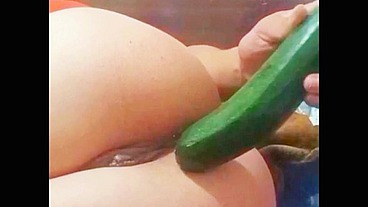 Rica mujer se masturba con el pene de su vecino hasta acabar