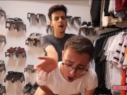 El vendedor de la tienda de ropa me come la polla