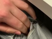 Ich spritze sehr viel Sperma unter meinen Schreibtisch in der Arbeit