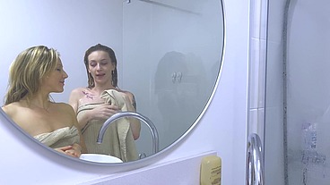Emmanuelle et Stella s'amusent une dernière fois ensemble...