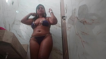 Fomos à praia e ela me surpreendeu: colocou um plug anal grande no cuzinho e me deixou louco de tesão