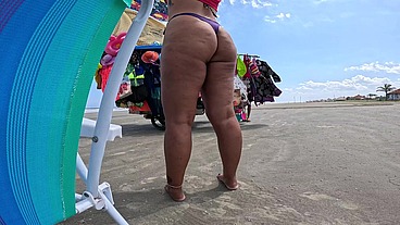 Fomos à praia e ela me surpreendeu: colocou um plug anal grande no cuzinho e me deixou louco de tesão