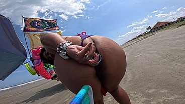 Fomos à praia e ela me surpreendeu: colocou um plug anal grande no cuzinho e me deixou louco de tesão