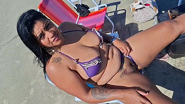 Fomos à praia e ela me surpreendeu: colocou um plug anal grande no cuzinho e me deixou louco de tesão