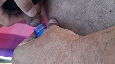 Fomos à praia e ela me surpreendeu: colocou um plug anal grande no cuzinho e me deixou louco de tesão