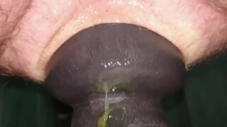 Gay passivo e ansioso se penetra profundamente com um plug anal.