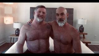 Ayı babanın kıllı deliği, ateşli bir fitness seansı sırasında çıplak penisi alıyor.