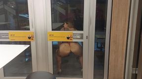 lanche com putaria! esposas nuas no mequi fazem seguranca implorar por sexo no drive thru