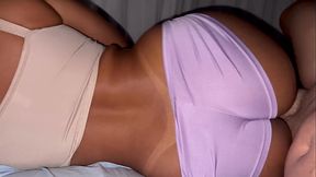 Enteada cavala segura o pau do padrasto pra ele n&atilde_o gozar fora