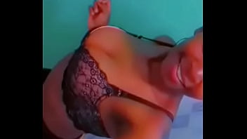 Dama wa Kenya spreads wet pussy