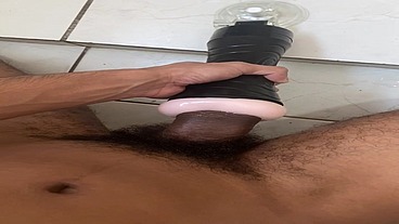 novinho pentelhudo pauzudo brincando com o cuzinho de silicone