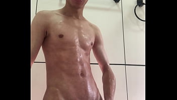 Pauzudo sarado se exibindo no banheiro