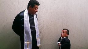 casamento da paty bumbum com o anao mais famoso da televisao brasileira zezinho teves . na lua de mel me judiou no anal mas me fez gozar gostoso. ( direcao nego catra) el toro de