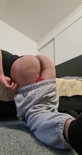 Who wants that big smooth ass on bed right now daddy