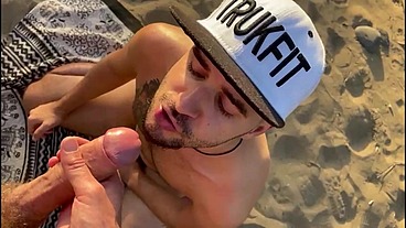 In the dunes a guy come close to me and i suck his duck and give me his cum