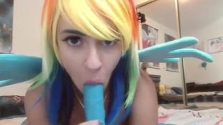 Cosplayer de fada fofa com cabelo de arco-íris sai com um vibrador