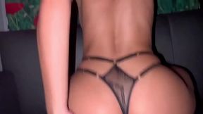 Esposa safada de vestidinho preto brinca no buraco com desconhecido