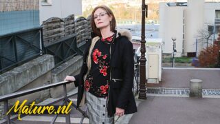 Blowjob, ridning &#8211; mand med lang pik knepper moden små bryster MILF pige med briller