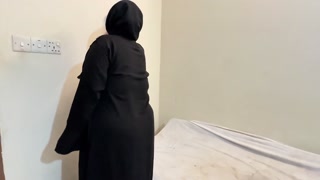 Hot Arabian Muslim Maid Cleaning My Room &amp; She Try To Seduce me By Show Her Huge Fat Ass &amp; Pussy!