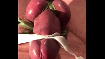 Ich spiele mit dem Schwanz, bis ich abspritze