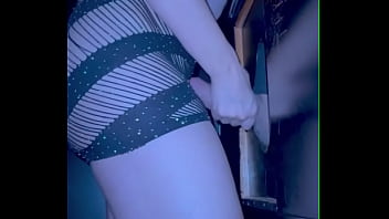 ALIAN&Ccedil_A BRILHANDO ENQUANTO SIRVO AOS CASADOS NO GLORYHOLE