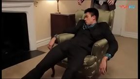 西装帅哥被弄晕