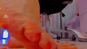 Vixen worshipfully crushes tangerines on her feet